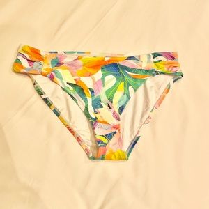 La blanca Wild Tropical Multi color bikini bottom.